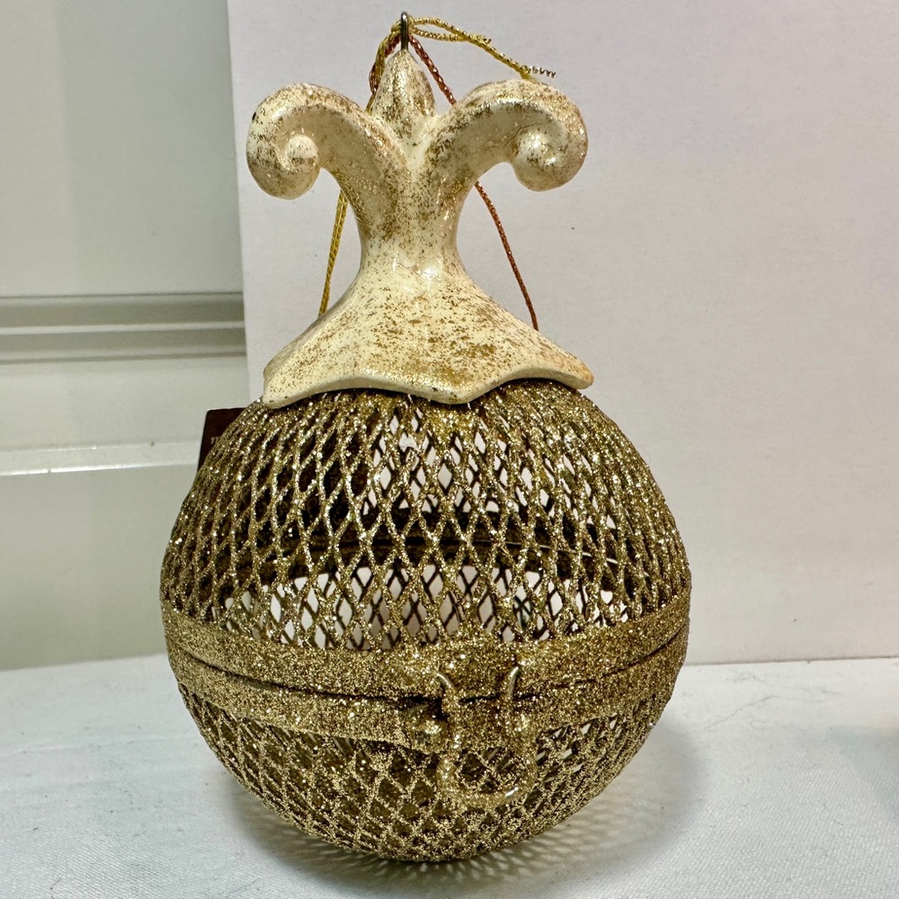 Vintage Roman Inc "JUST BETWEEN FRIENDS" Giving Filigree Flor de Lis Ornament